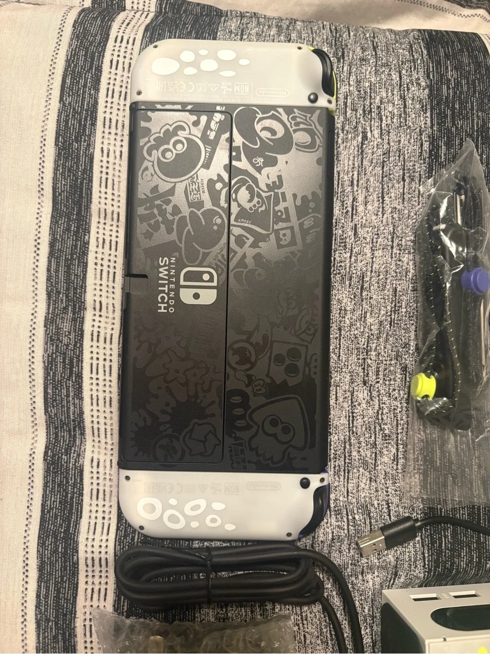 Nintendo Switch OLED Splatoon Edition - Neon Blue & Neon Green Joy-Con
